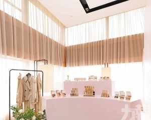 Burberry全新持妝柔霧蜜粉登場