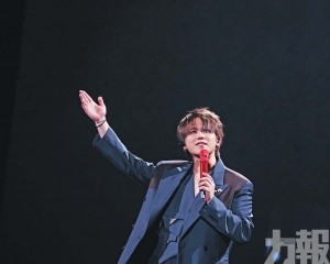 炎明熹驚喜現身保持「安全距離」