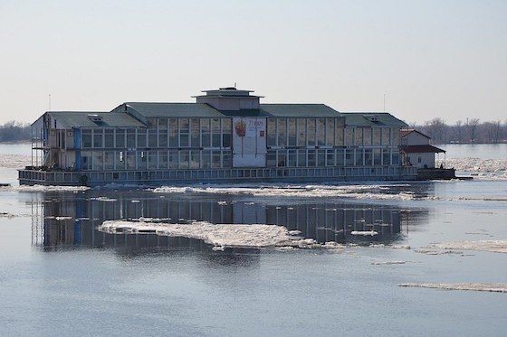 俄羅斯河岸餐廳隨冰塊漂走