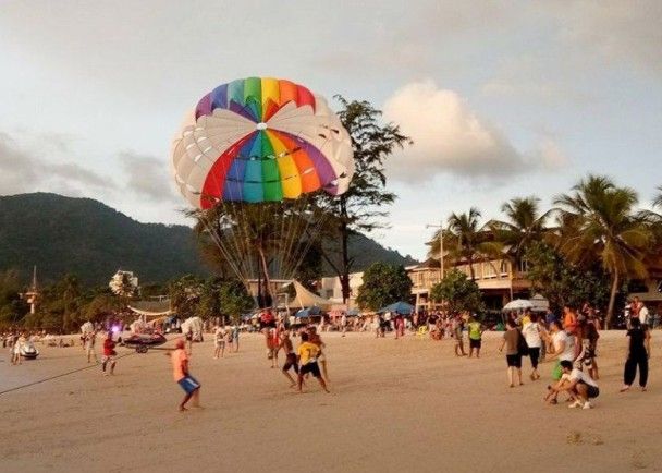 華遊客布吉島玩滑翔傘心臟病發身亡
