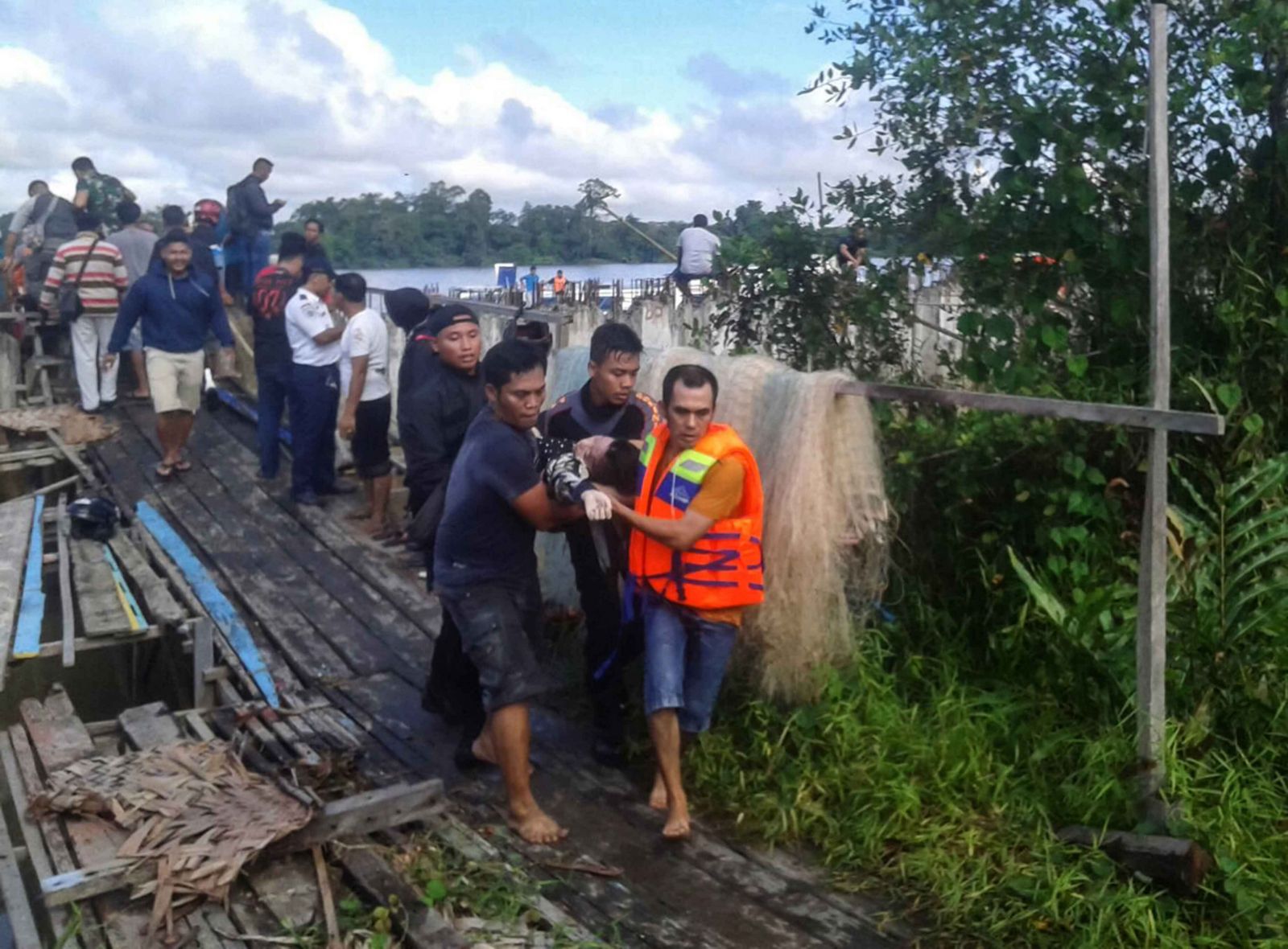 印尼船隻沉沒八死13人失蹤