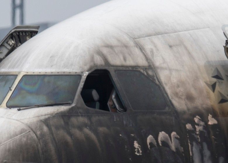 客機機頭熏黑 損毀嚴重