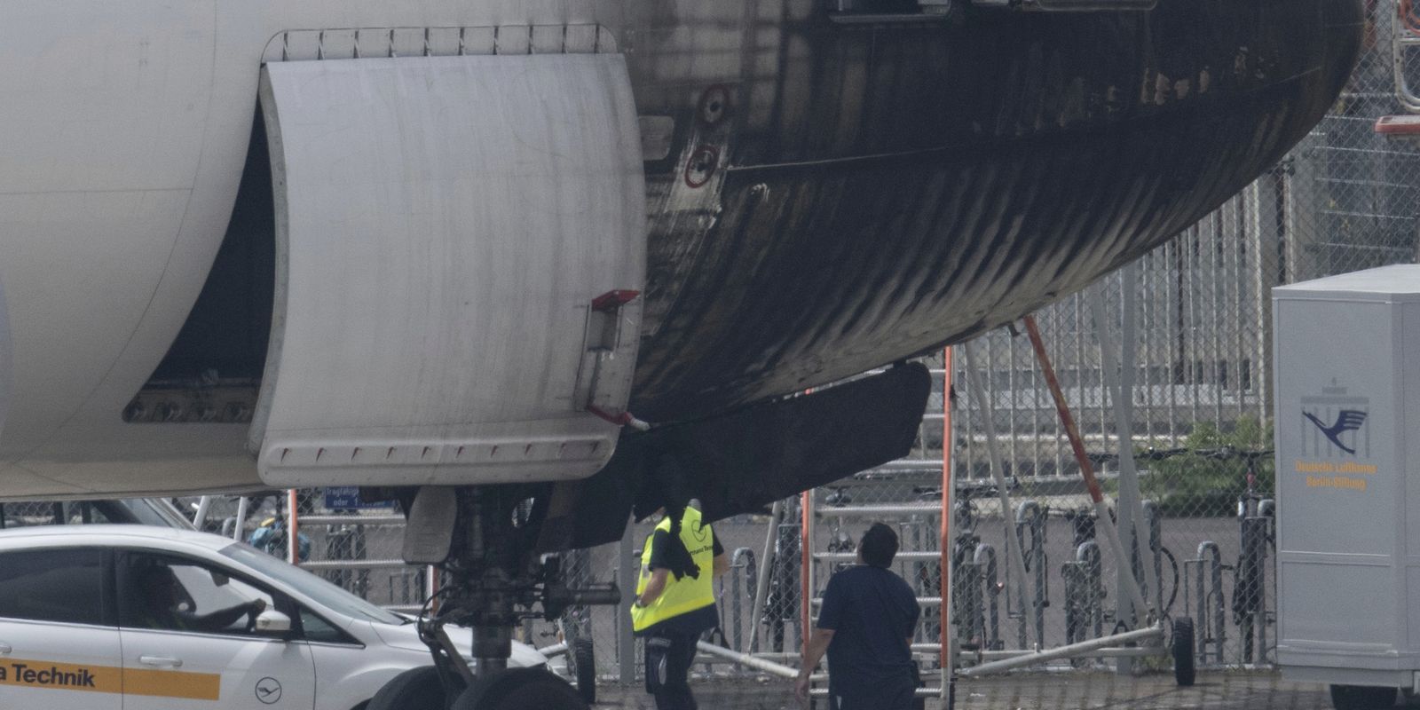 客機機頭熏黑 損毀嚴重