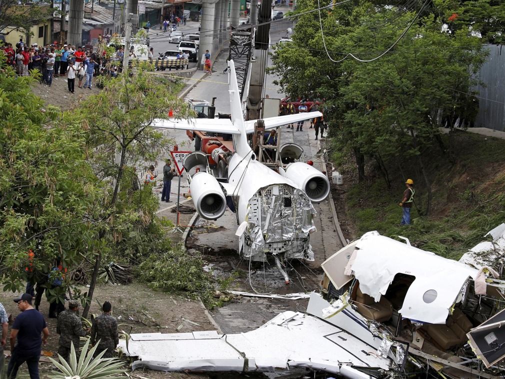 機身損毀嚴重至少九人受傷