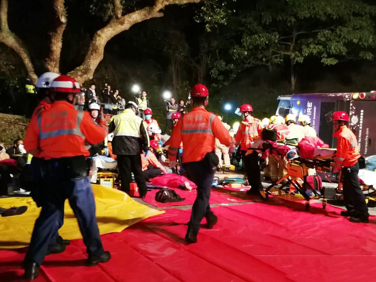 香港雙層巴大埔翻側19死逾40傷