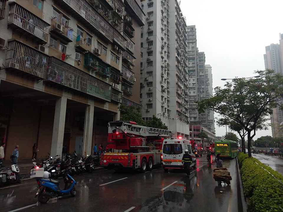 消防救出兩男女 30名住戶疏散