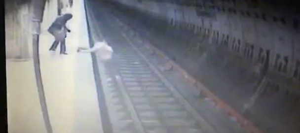 突遭黑衣女推落路軌被列車輾斃