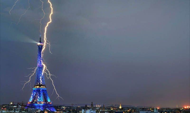 巴黎鐵塔遭雷劈中